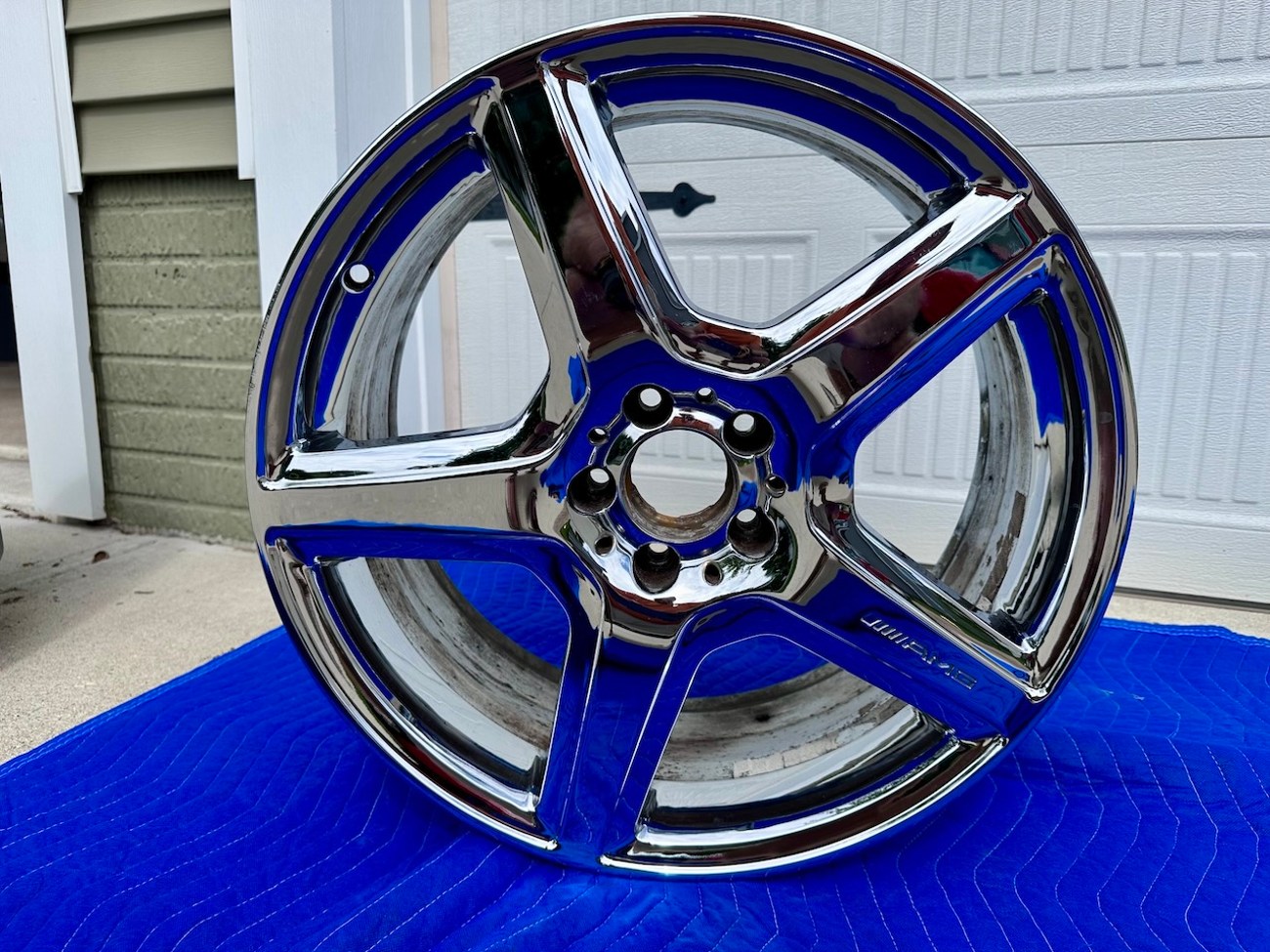NO RESERVE: Staggered 20