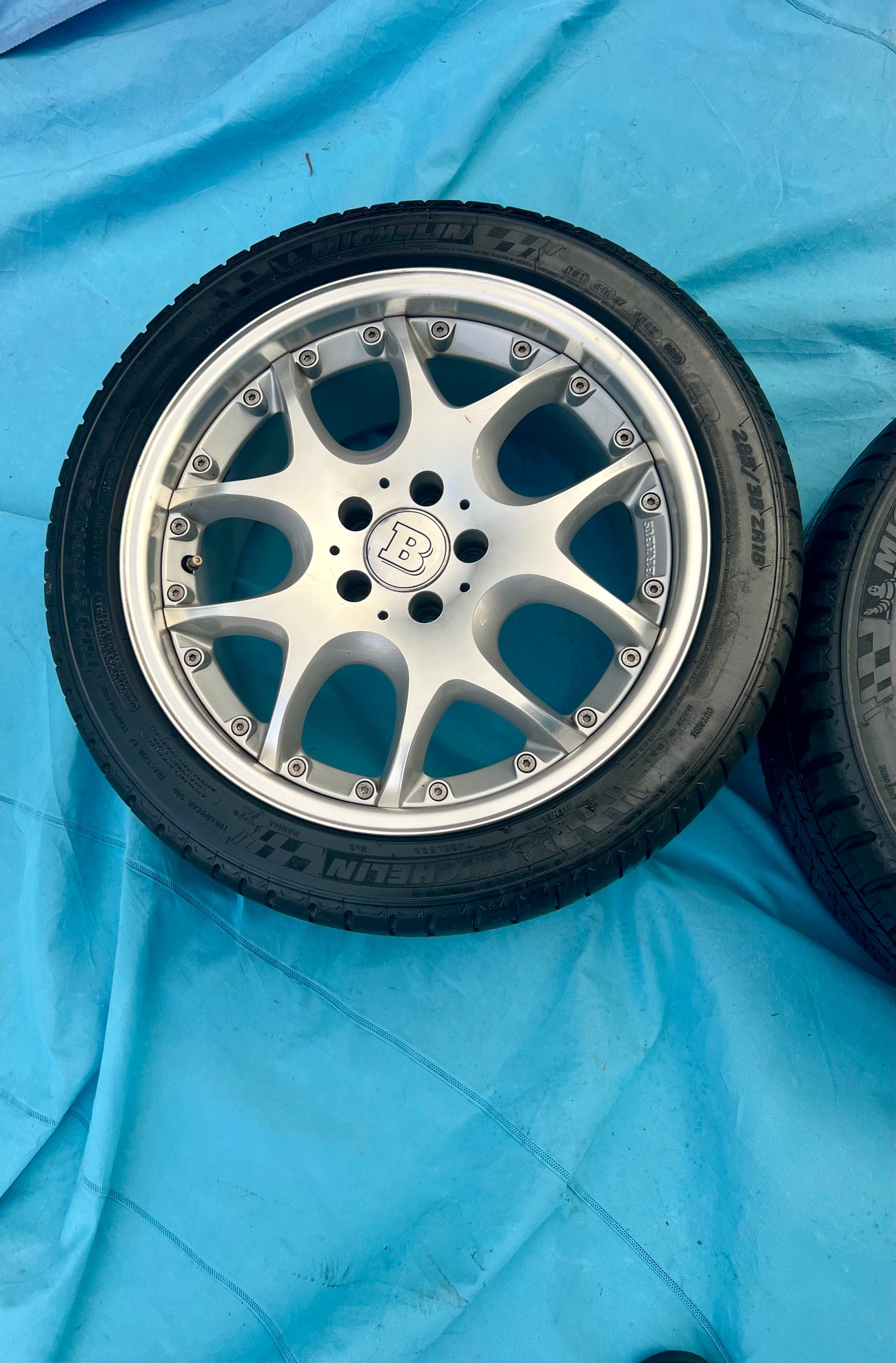 NO RESERVE: Staggered 2-Piece 18