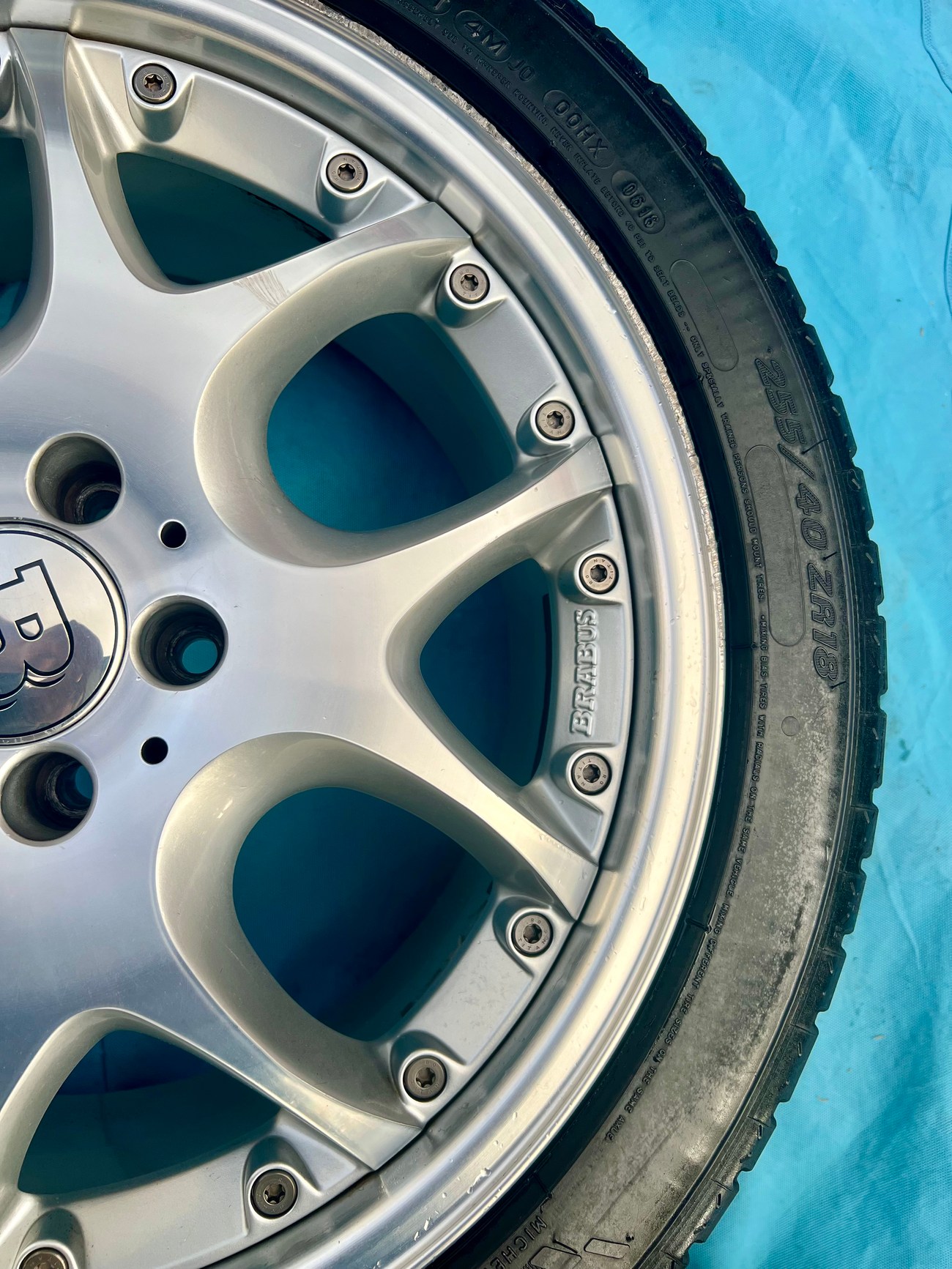 NO RESERVE: Staggered 2-Piece 18