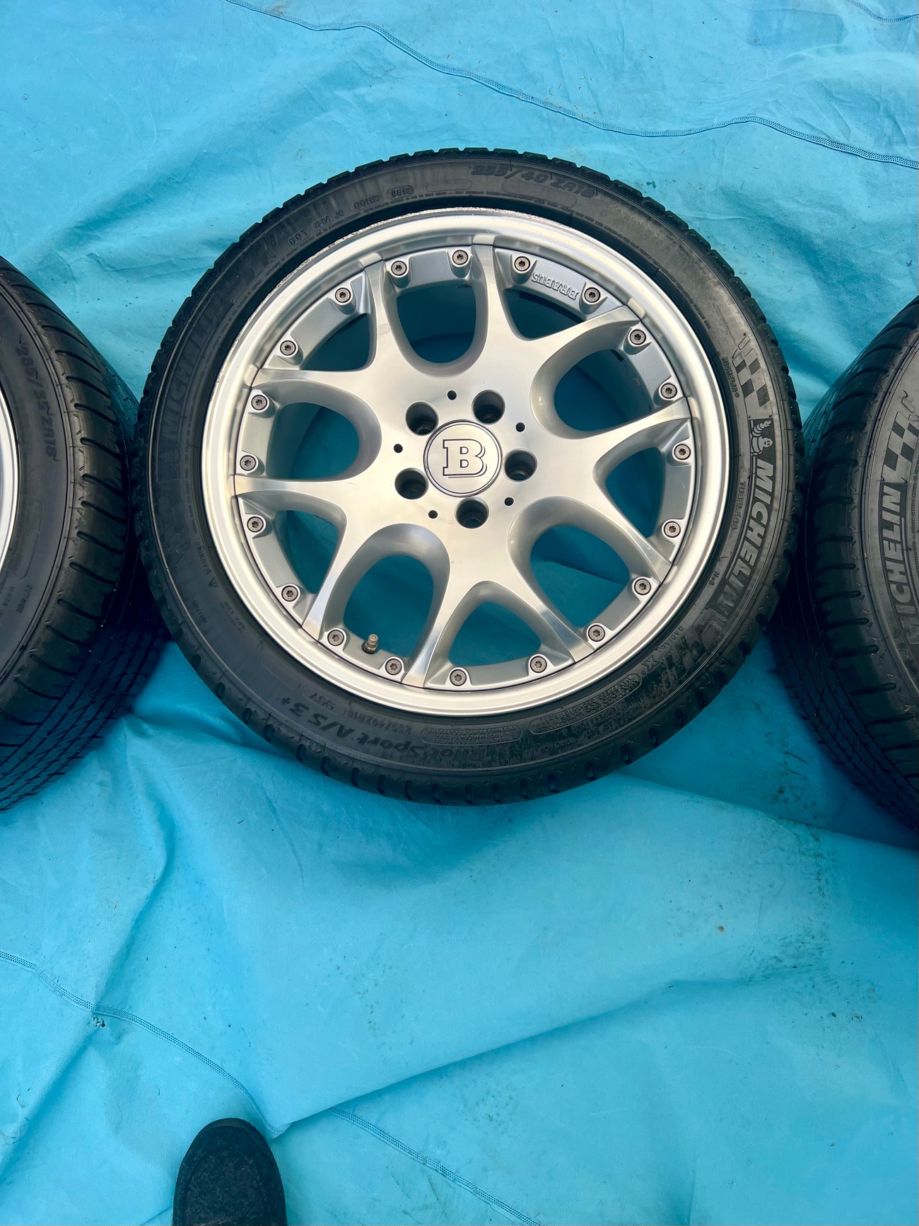 NO RESERVE: Staggered 2-Piece 18