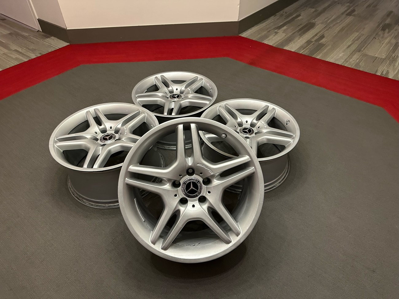 NO RESERVE: Staggered 18