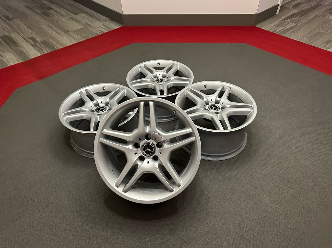 NO RESERVE: Staggered 18