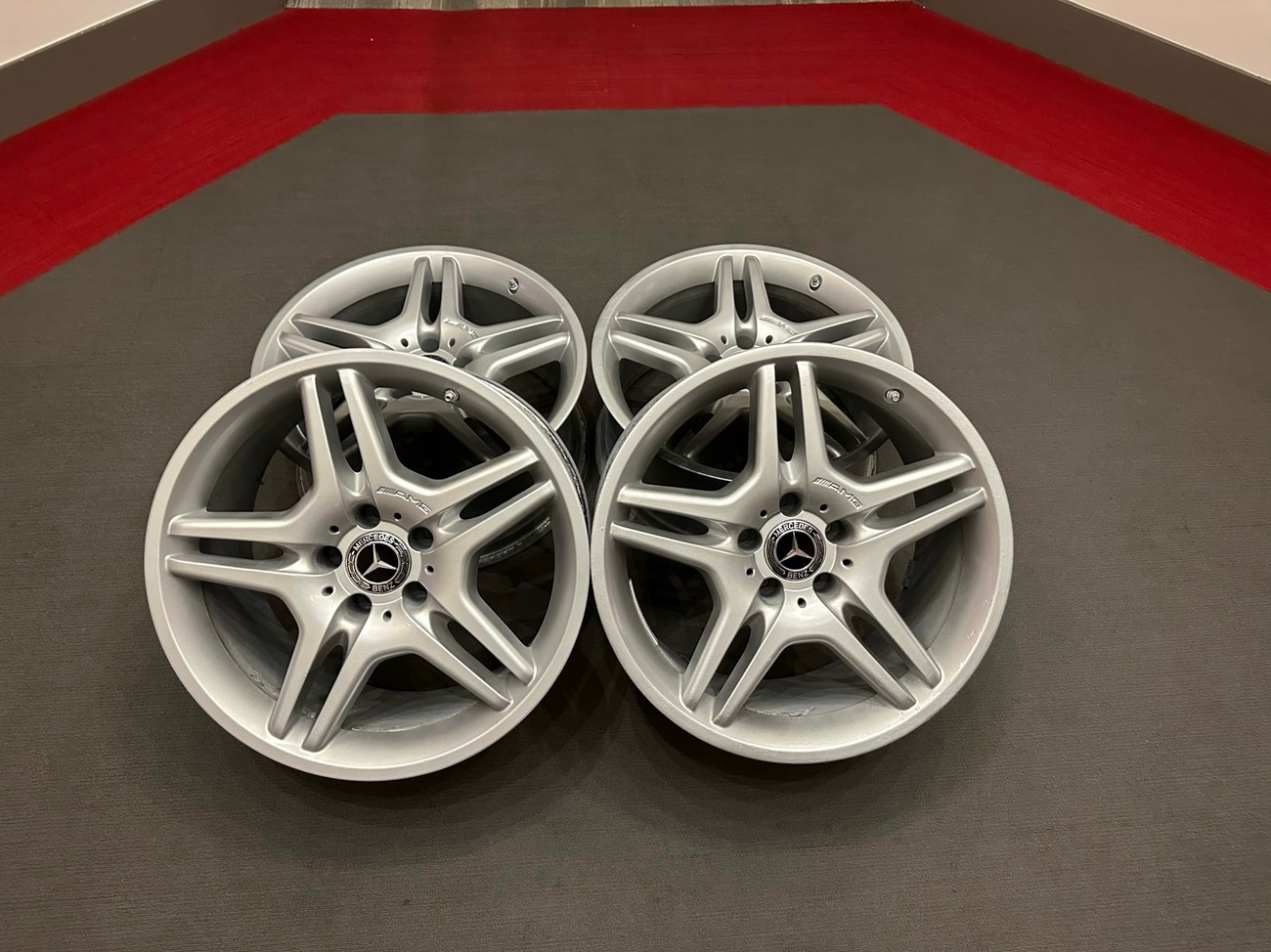 NO RESERVE: Staggered 18