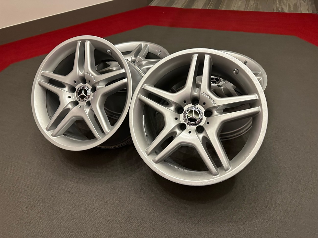 NO RESERVE: Staggered 18