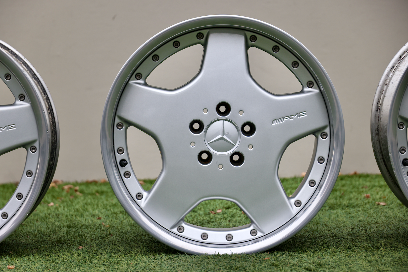 NO RESERVE Staggered 2-Piece 18